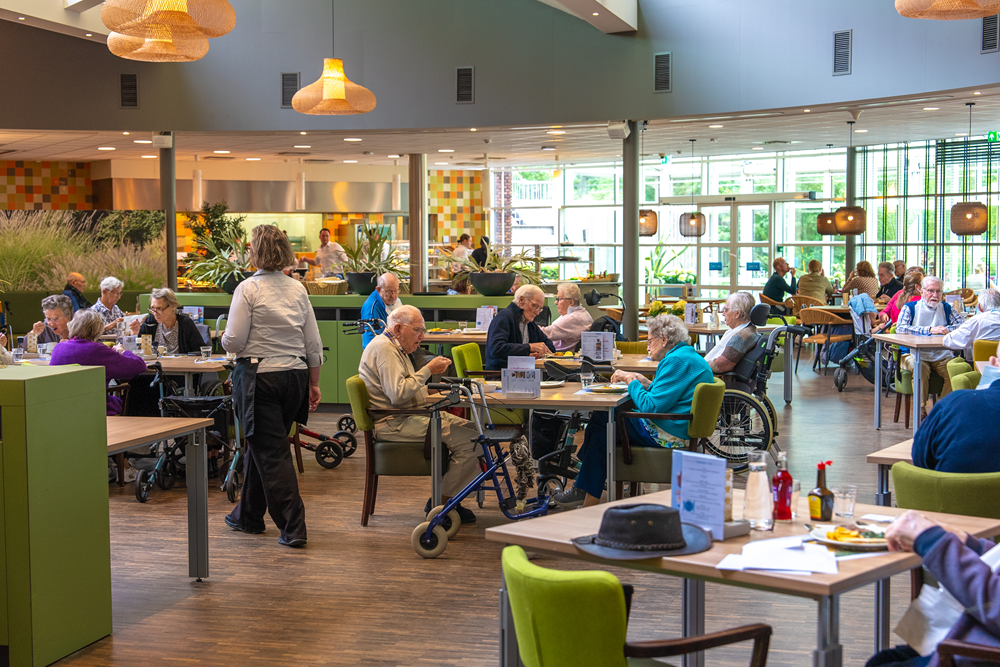 Ouderen eten en drinken in restaurant De Dilgt in Haren