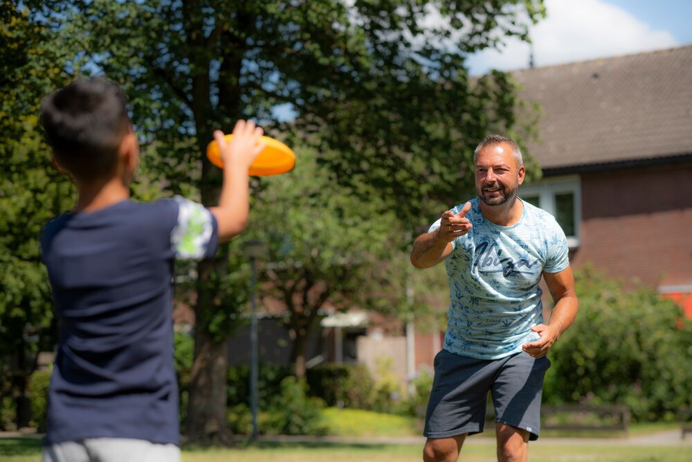 Man met zoon en frisbee